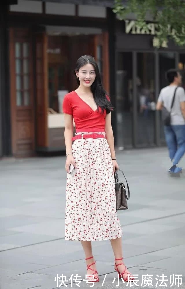 「短袖」路人街拍,靓女搭配简单的短袖上衣,秀出性感小蛮腰
