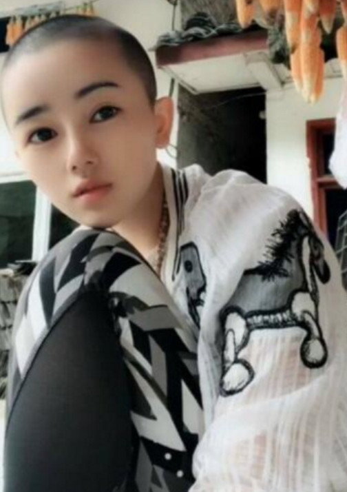 什么才叫美女？当她一刀剪成平头的时候，网友直呼：余生我养你！