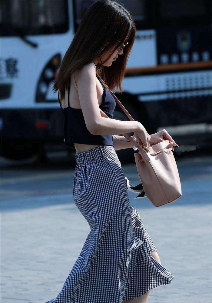 街拍: 紧身装包裹曼妙身姿, 图四小姐姐我要了, 你们别抢