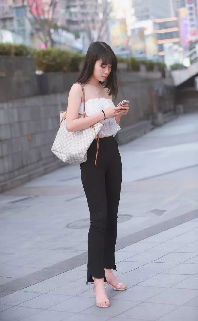 『展现』街拍:另一位美女身穿杏色连衣裙,印有黑色斑点,各自展现自己的潮流范