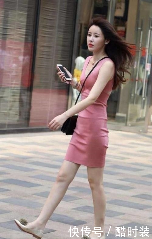穿着■路人街拍,美女身材高挑气质不错,牛仔裤穿着很显腿长