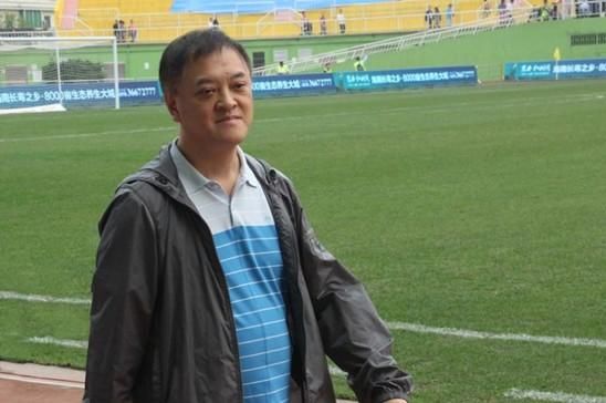 母亲曾是洗碗工，28岁的他却娶地产大亨的女儿，今管着200亿资产