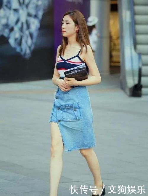 『出自己的时』街拍:丰姿绰约的小姐姐,一件吊带背心配牛仔短裙,时尚优雅迷人