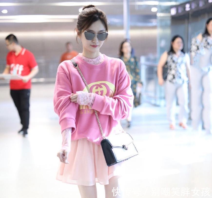 32岁江疏影现身, 粉衣粉裙里穿蕾丝, 美成少女示范!