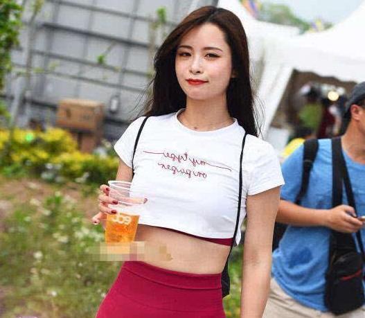 气质女神大红色紧身裤张扬个性，走路带风尽显健身美