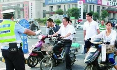  「厂家」新国标电动车上市就滞销？厂家新车积压，网友：我得为