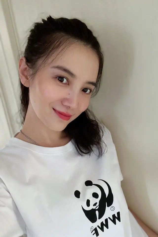 『来特别』宋佳敢晒高清未修图, 脸上坑洼不平还有黑眼圈, 反而漂亮!