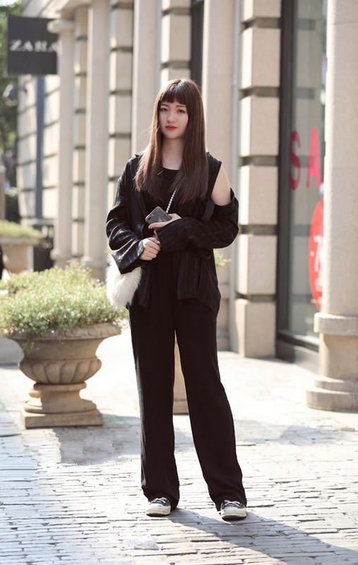 街拍 穿吊带连衣裙的小姐姐太辣眼，网友:最后的美女真辣到眼了