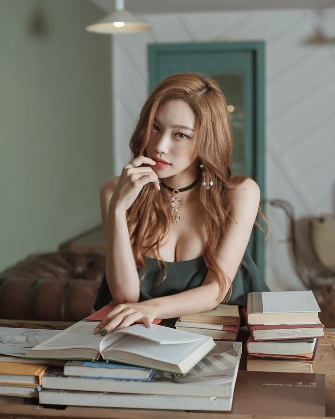 大气妩媚的精致美女，婀娜身姿衬托完美时尚感，邪魅眼神一眼万年