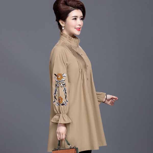 今年流行的薄风衣，一款比一款洋气百搭，50岁妈妈穿上美爆了