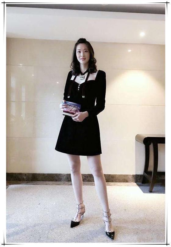 惠若琪厉害了！奶奶级的阔腿裤真时髦，网友：刘雯都不敢这样穿