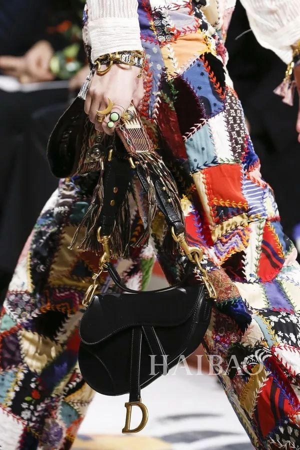 纠结| 漂亮包包太多出门背哪一款?2018后半年最流行的是这些!