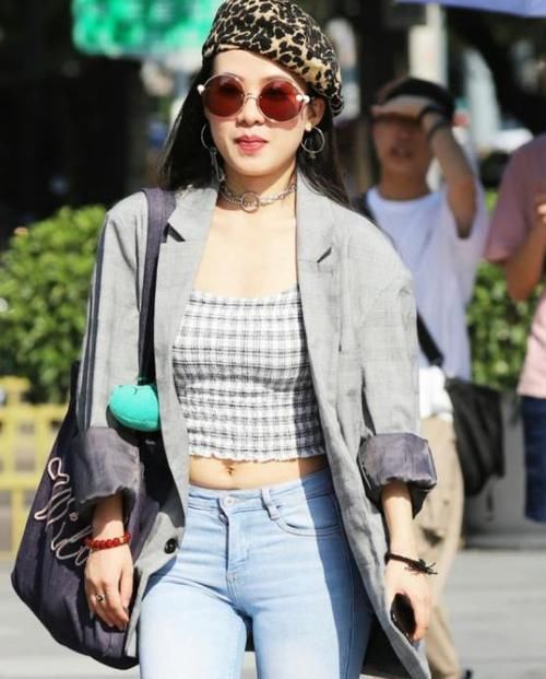  短袖：街拍：如花似玉的美女，一条黑色短袖配白色裙子，时尚清新靓丽美