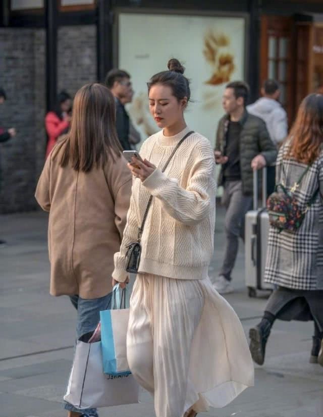 感觉|路人街拍:图一小姐姐长发飘飘,穿搭简约时尚,青春靓丽!
