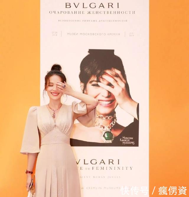 42岁舒淇要逆天穿深V扎丸子头似少女，然而身穿星空裙才叫惊艳