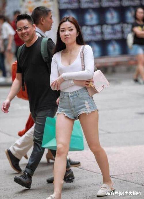 街拍：图1小姐姐打伞防晒，长裙飘飘，心疼走在她旁边的男生！