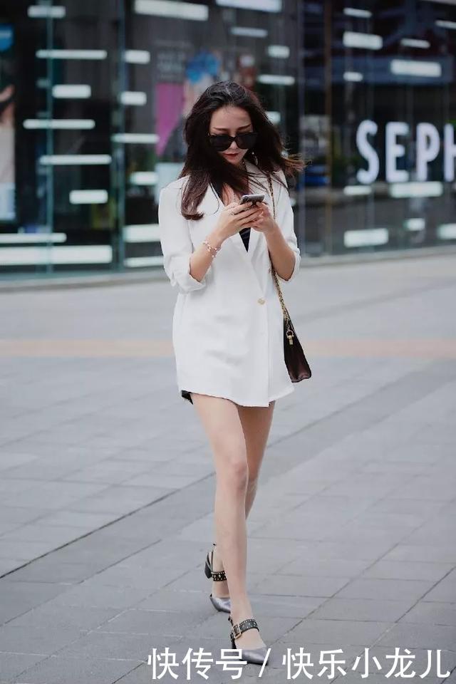 『美女』美女穿上一双黑色的尖头高跟鞋,走起路来更加的优雅,更有女人味