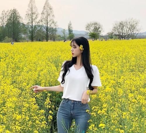  『衬托出』靓丽时尚牛仔裤小姐姐，衬托出曼妙身材，回头间有着妙曼的姿态！