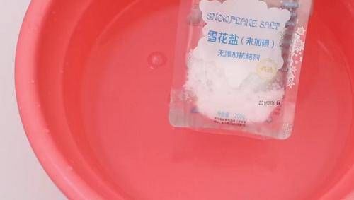  #脏旧#刷拖鞋时用上这几样，就能轻松的将脏旧的拖鞋刷干净了