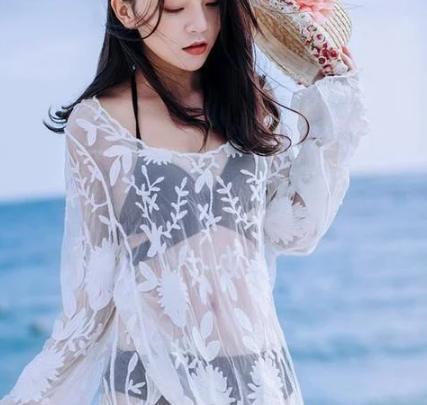 身材真好啊！比基尼美女，展现纤细曼妙的身段，秀出白皙的皮肤！