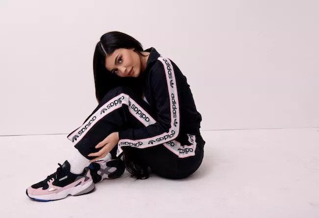 侃爷也有少女心，卡戴珊公布夜光350甜蜜由来|每周剁手