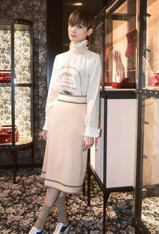 李宇春还有啥不敢穿？脚踩一支“笔”就算了，穿黑丝袜还露脚趾头