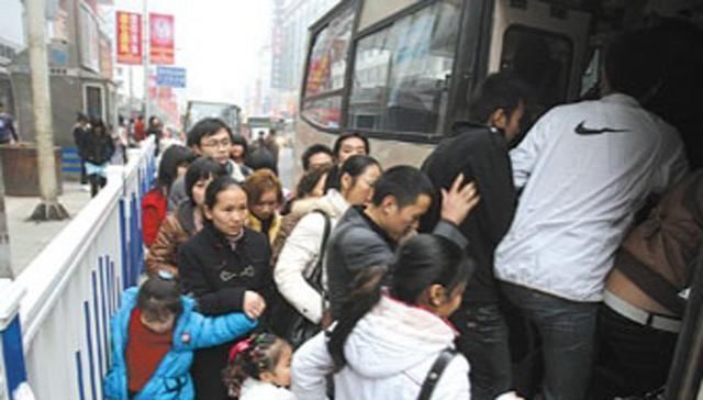  公交车■公交车上可以人挤人，为什么客车却不行？只有内行人才