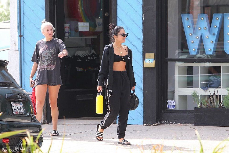 《歌舞青春》瓦妮莎顶丸子头穿运动文胸背心 运动风十足性感又俏