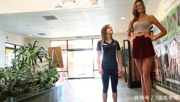 22岁的美女容貌漂亮身材匀称,十分渴望恋爱,却没有男生敢约她!