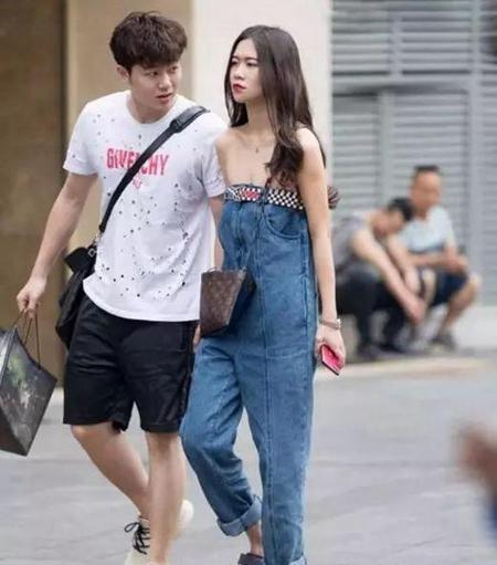 妹子，你这是裤子还是裙子啊？太有个性了，上街回头率百分百！