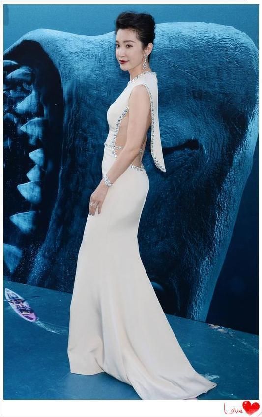 李冰冰这回真给国人长脸，一身白太惊艳，杰森斯坦森都紧搂她不放