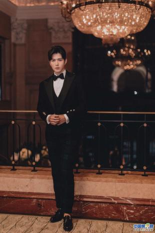 陈学冬受邀纽约时装周看秀 演绎摩登大楼下的古典