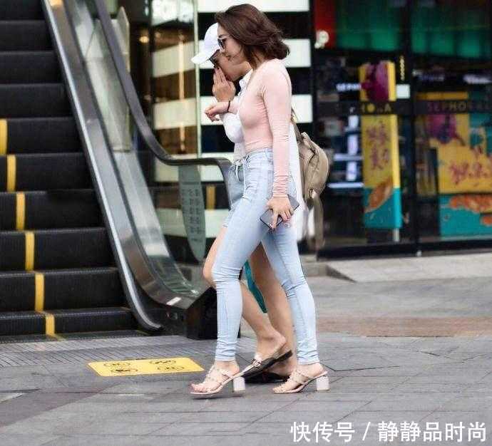 街拍:穿紧身T恤的气质辣妈,遮不住的好身材