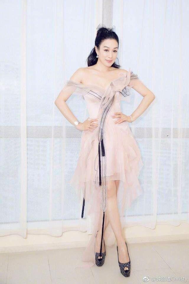 女人一胖就显老态，钟丽缇这肉膀水桶腰，硬是塞了条紧身裙!