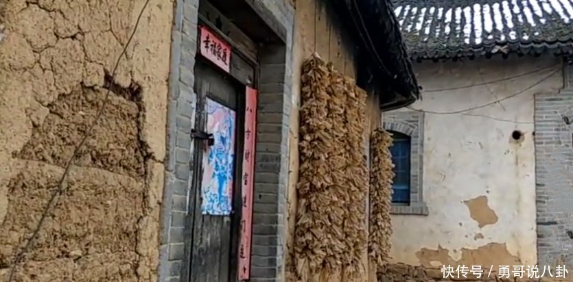 整座村子只有一个七旬老人，其他人都搬走了，老屋破旧没人住