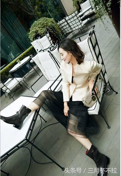 街拍宋佳时尚又霸气，网友:小宋佳坐姿真爷们，我服了