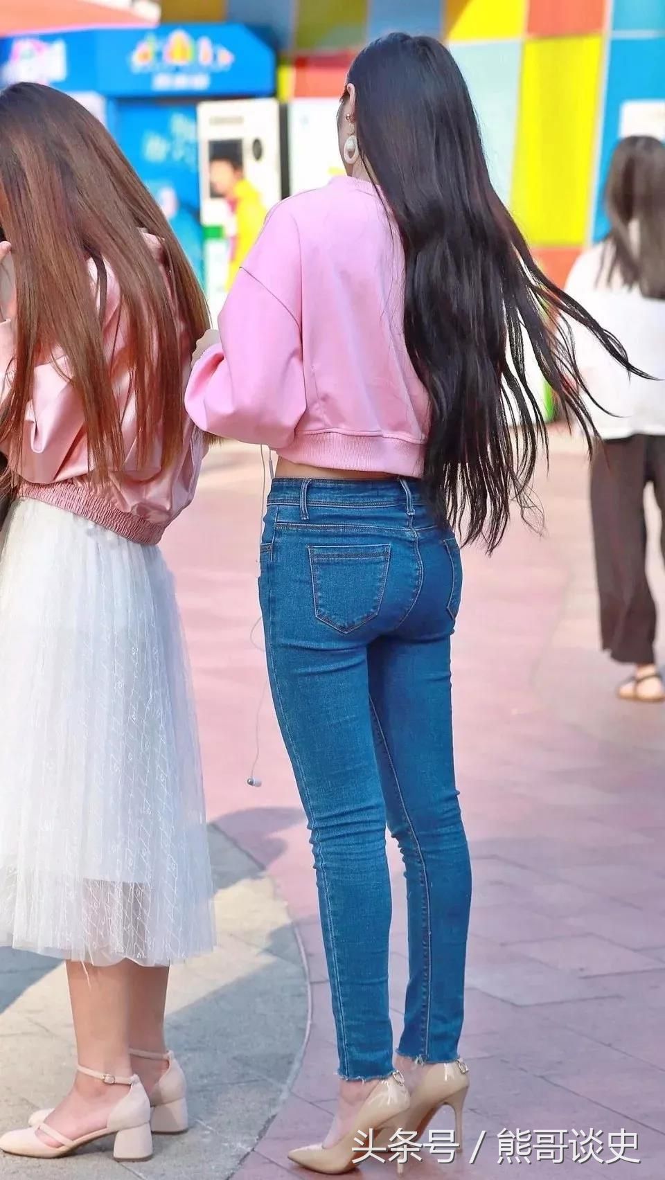 街拍重庆，紧身牛仔裤搭配高跟鞋穿搭参考，让你秒变大长腿
