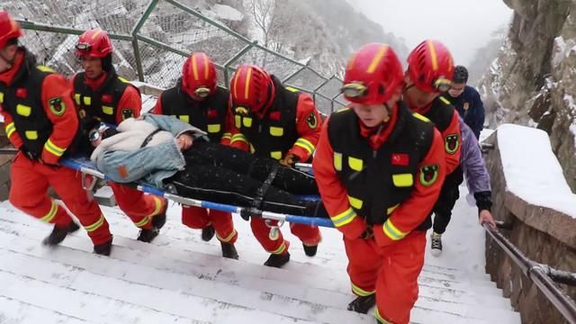 冬日暖心！雪天游客在泰山十八盘摔伤 消防员抬担架爬千级台阶送