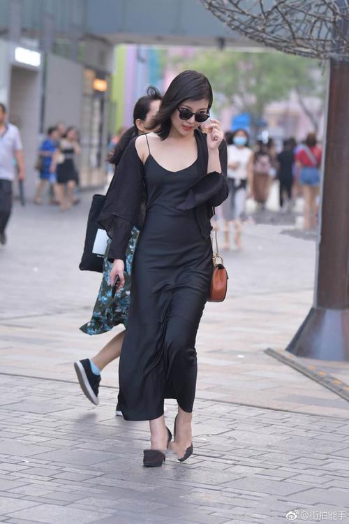 街拍：要清新还是耍性感？一件飘逸吊带裙满足你所有需求！