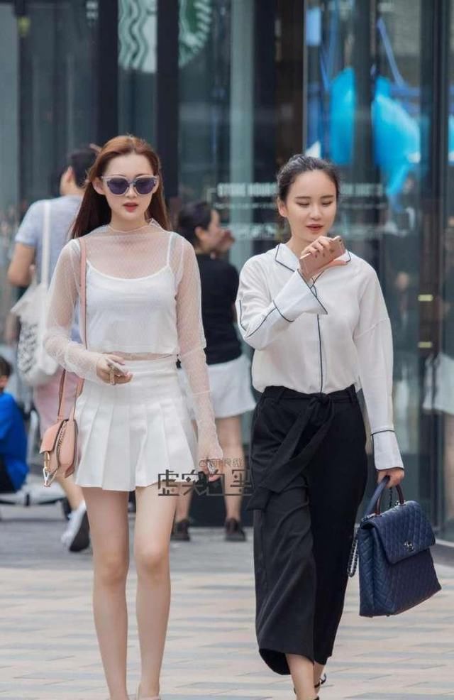 美女小姐姐高雅秀丽娴静端庄，高挑的身材!