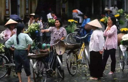 游客刚进入越南，就看到街边摆着成捆的纸币，导游：这很正常