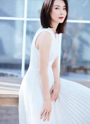 41岁陈数打扮太精致了,一天敷一张脚膜?这脚保养比脸还嫩!