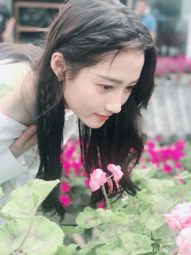 21岁关晓彤和26岁热巴同时撞衫，网友直呼女神和路人的区别