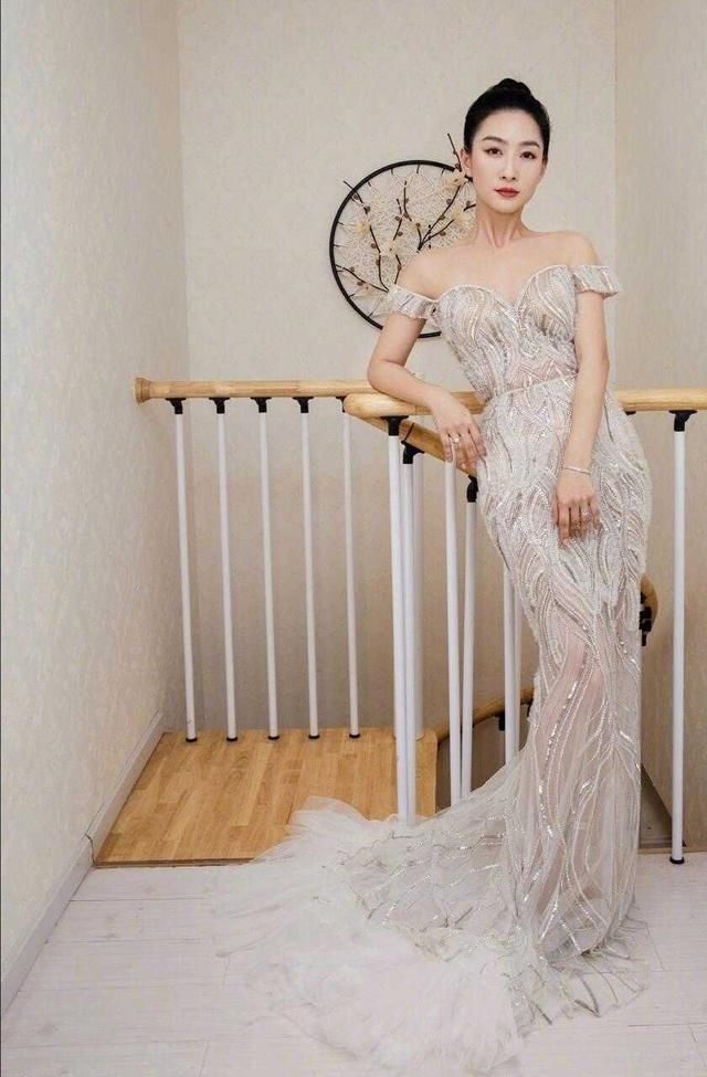 『 花纹图案』丸子头搭配抹胸连衣裙，露背真吸睛，陶昕然34岁反而更加美丽动人