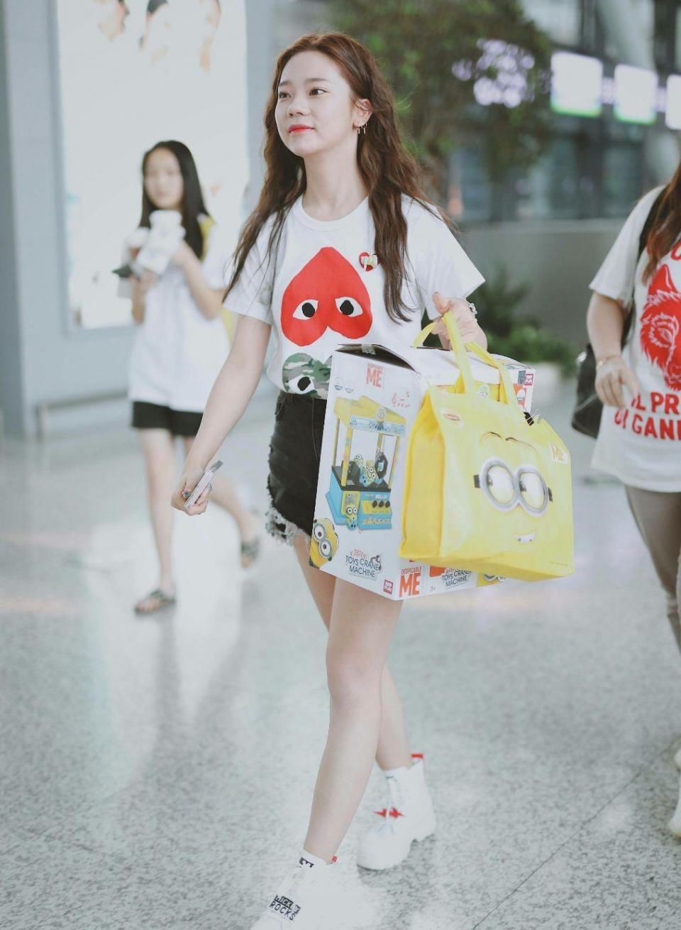 紫宁腿本来就短，还偏偏要穿这样一条裤子，网友:真喜欢折腾!