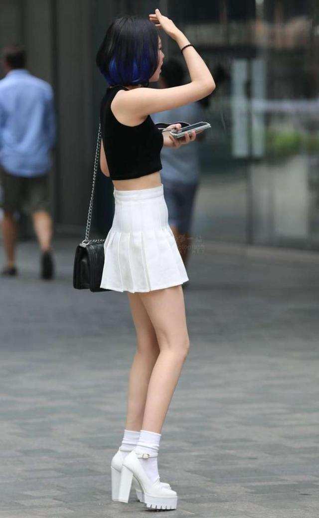 街拍: 一件裙子就足以将丰满的身材凸显出来