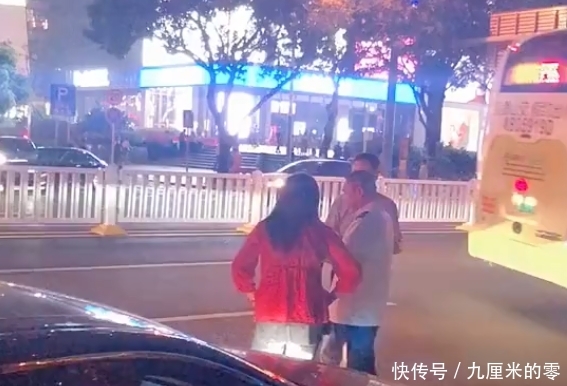  [怒怼]公交司机因不满私家车走专用道，怒怼车主：公交专用道是