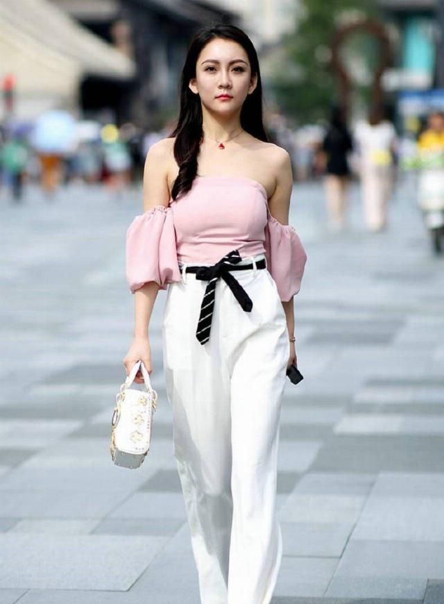  [美女]美女街拍高跟鞋穿起来也是超级有气场的，衬托身材特别的性感