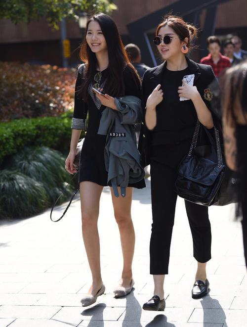 姐妹花出游，一双美腿分外抢镜
