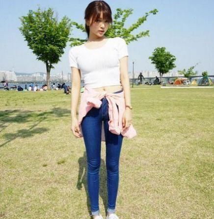 『气质』有着修长身条的牛仔裤美女, 展现出优雅的女神气质!